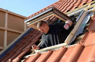 Pose de fenêtres de toit Velux à Doméliers